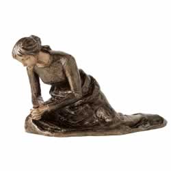 Scultura funebre di una donna in bronzo